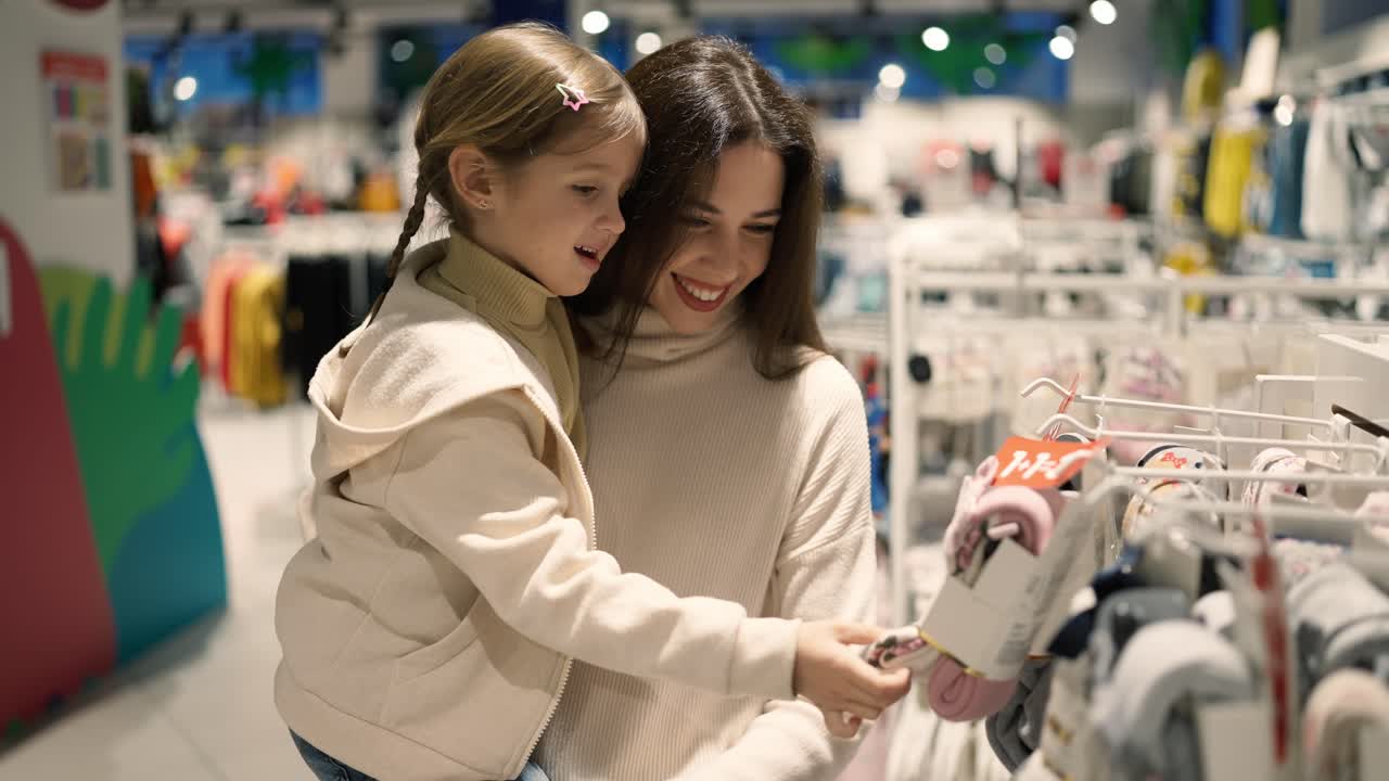 쇼핑몰에서 딸과 함께 사랑스러운 어머니를 찾는 제품