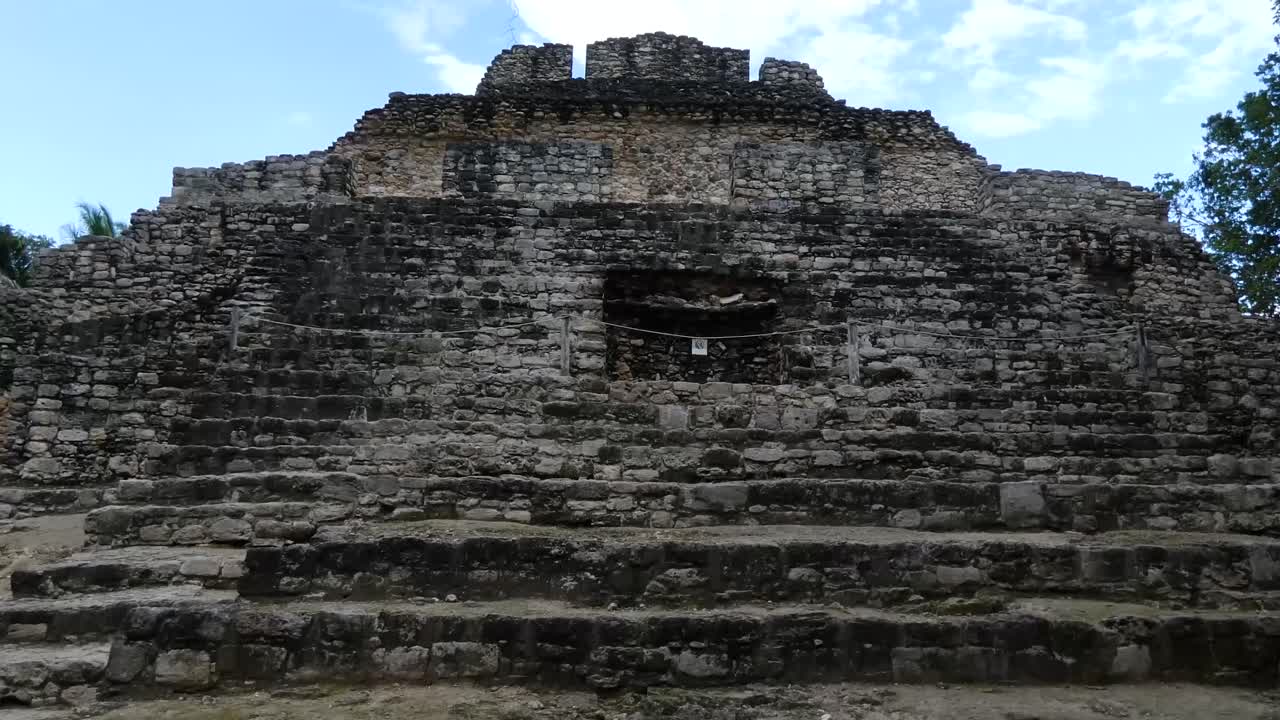 los escalones del templo 24 en chacchoben, sitio arqueológico maya, quintana roo, méxico