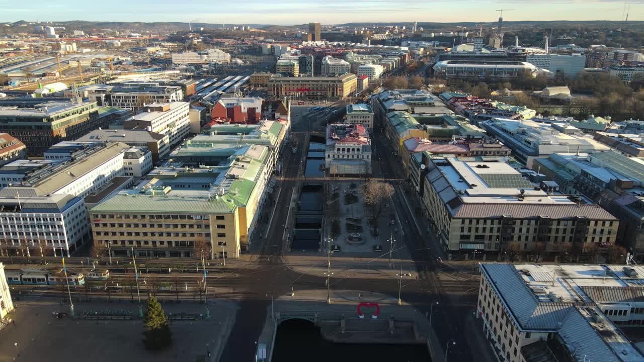 tranvías que viajan en ostra hamngatan y pasan por el canal del puerto y el centro de gotemburgo, suecia