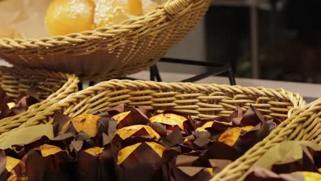 exhibición de cestas de pasteles dulces del tamaño de un bocado en la ventana de una tienda de delicatessen italiana en nápoles