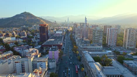 paisaje panorámico aéreo de la ciudad con las montañas de santiago chile alameda, fondo costanera, universidad caholic y barrio de lastarria, luz del día con edificios y tráfico de automóviles