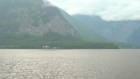 Nebel-Am-Frühen-Morgen-Bedeckt-Den-See-In-Der-Nähe-Des-Dorfes-Hallstatt