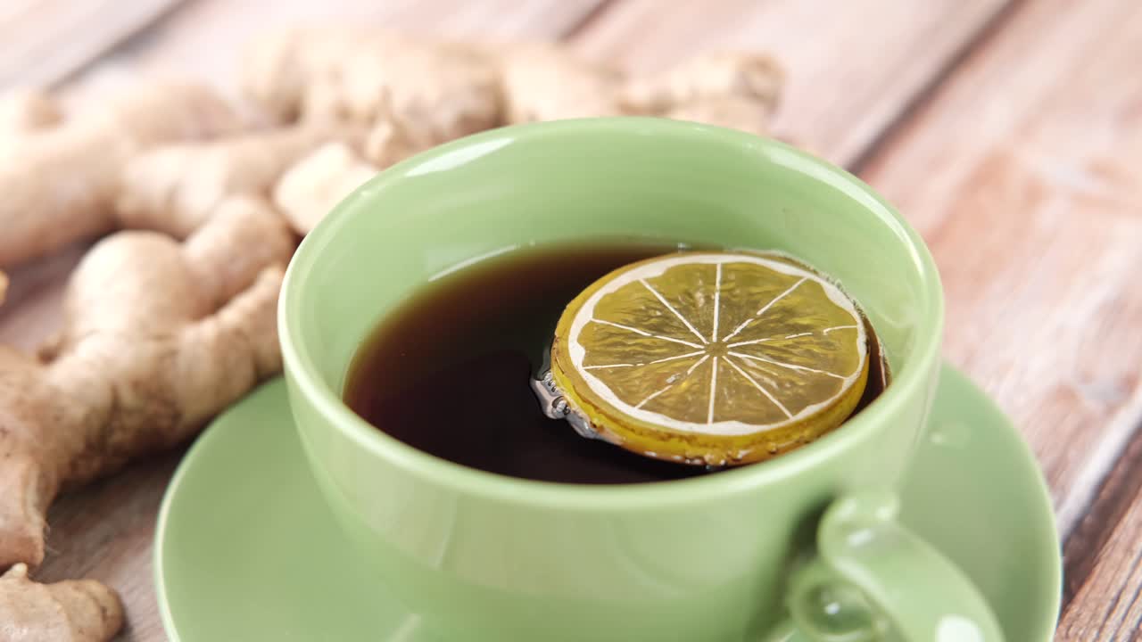 초록색 컵 에 넣은 생강 레몬 차