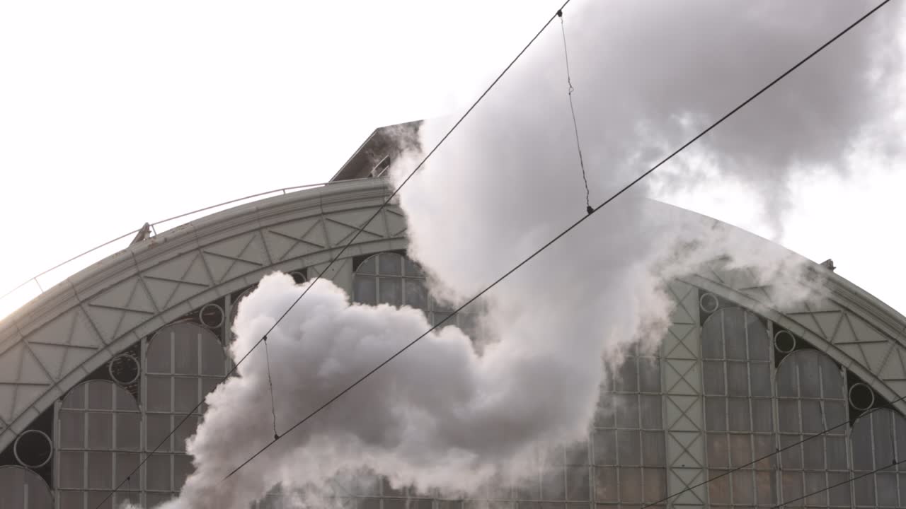 철도의 증기 기관차의 증기 파이프. 증기 기관 차의 공장 파이프