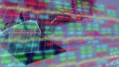 animatie van financiële gegevensverwerking over blanke zakenman met behulp van smartphone