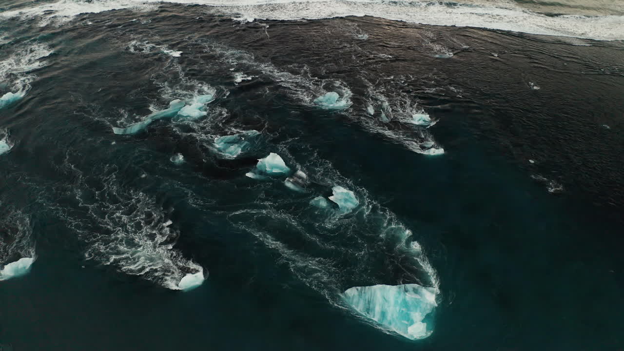 drone elevándose sobre icebergs en breidamerkursandur cerca de la playa de diamantes en la laguna del glaciar jokulsarlon en el sur de islandia