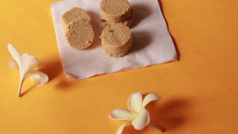 plato lleno de galletas de avena con semillas de sésamo siendo arrebatado por cuatro niños