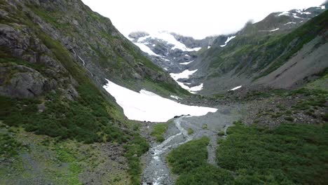 valle del río parcialmente cubierto de nieve en alaska