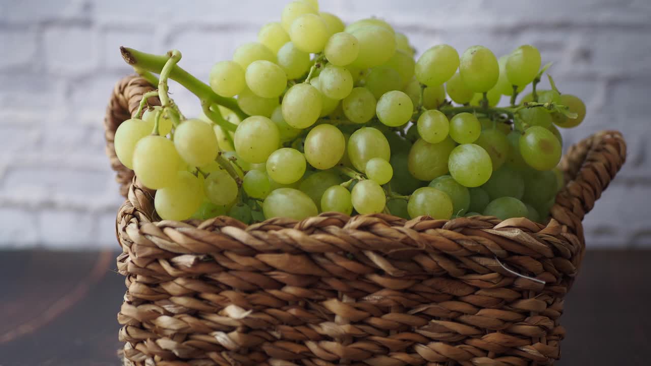 uvas verdes en una canasta de mimbre