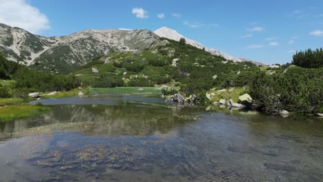 Pirin-Nationalpark-Bergflusssee-In-Bulgarien---Luftaufnahme-4k