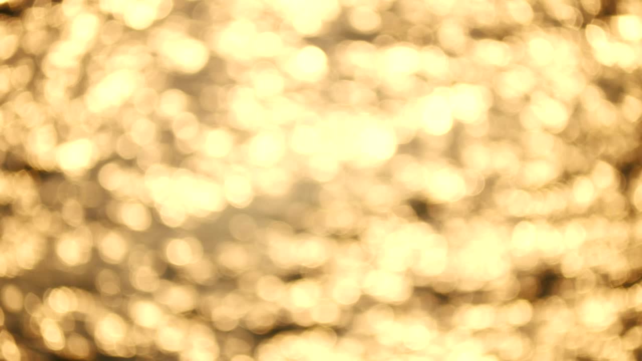 Bokeh, dansende sollys på vannbølger