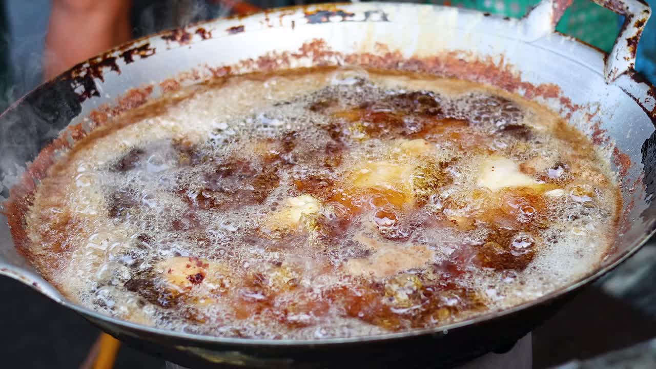 고기 비에서 뜨거운 기름에 김