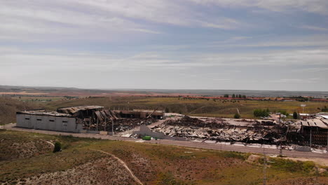 Überbleibsel-Des-DHL-Industriegebäudes-Nach-Einem-Brand-In-Seseña,-Toledo