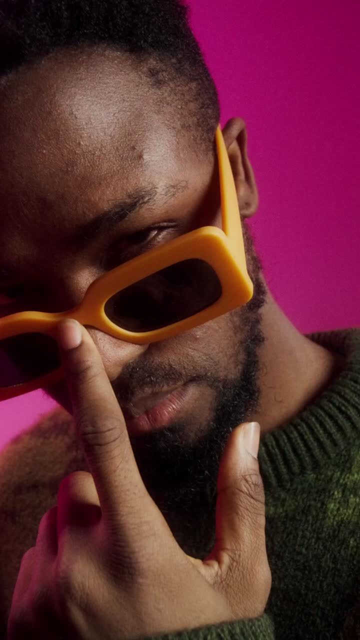 hombre elegante con gafas de sol amarillas