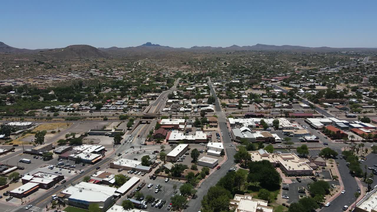 vista de avión no tripulado de una pequeña ciudad minera en el desierto, wickenburg, arizona