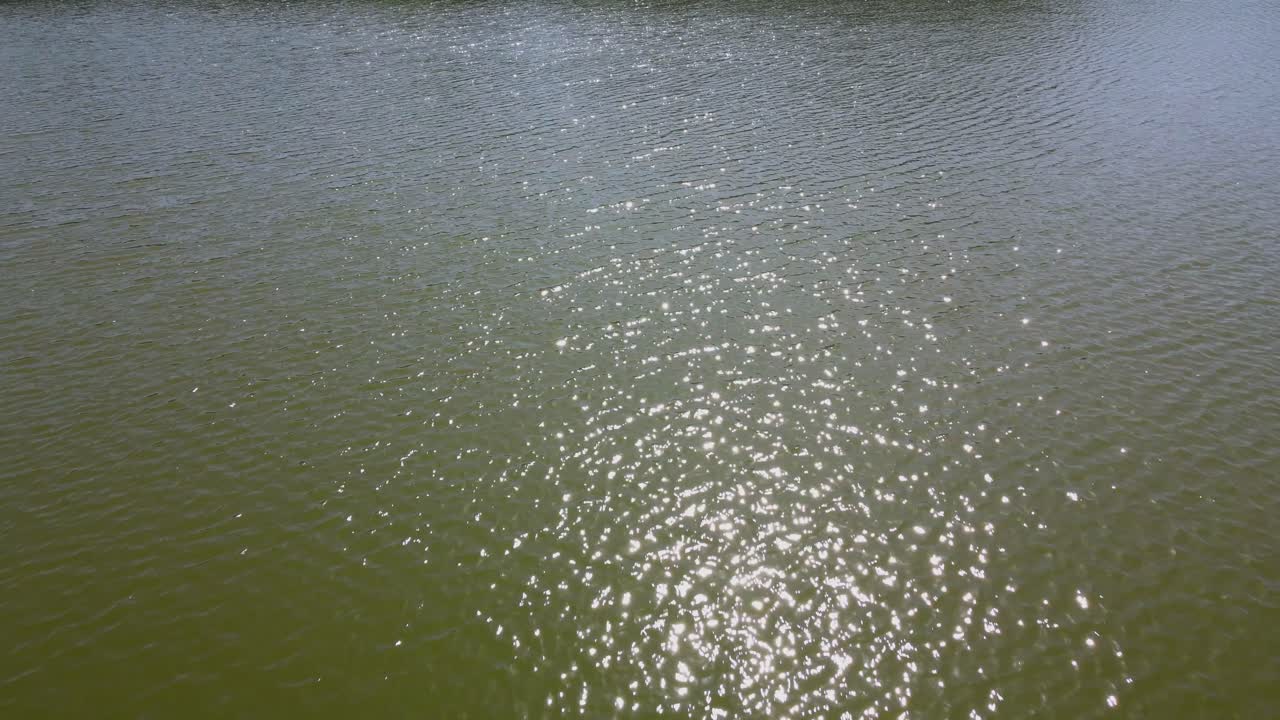 empujando hacia abajo e inclinándose hacia el nivel del agua