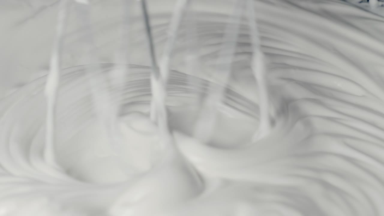 перемешивание белых сливок с помощью электрической взбивалки