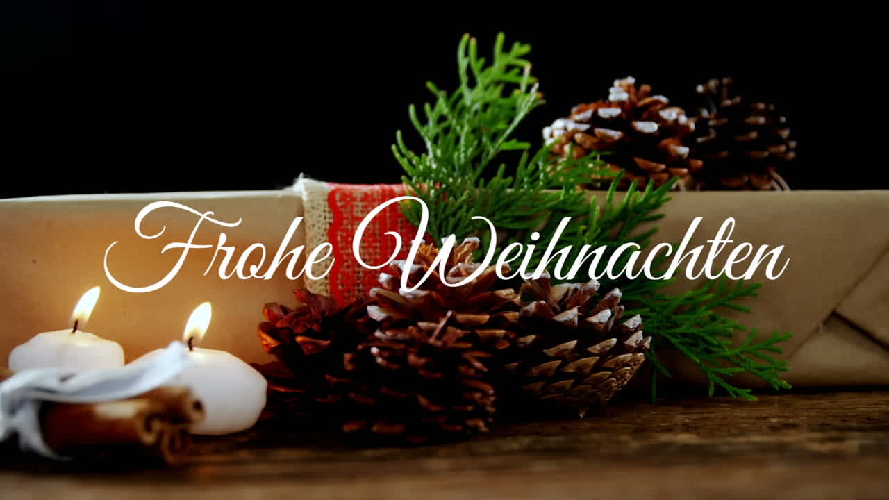 animation von frohe weihnachten weihnachtsgrüße text über kerzen und weihnachtsdekorationen.