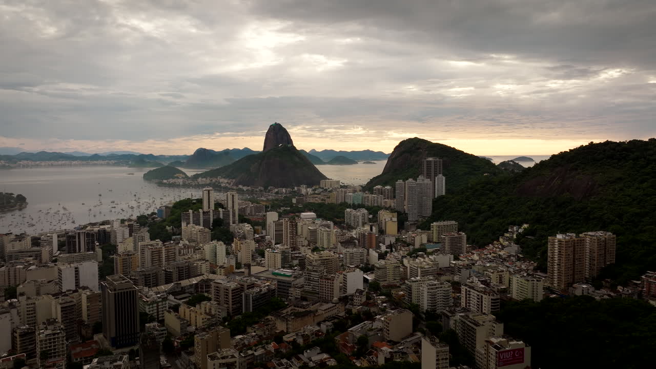 Vista aérea de Botafogo, no Rio de Janeiro, em direção ao Pão de Açúcar