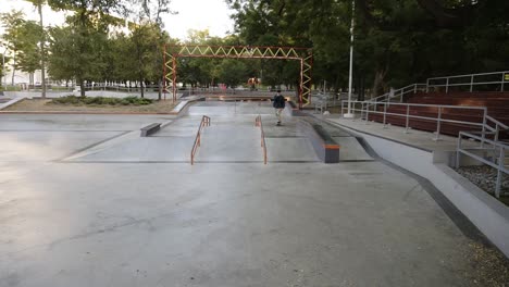 Active-Man-Doing-Skateboard-Trick-On-Edge-Of-Skateboard-Ramp-At-Skateboard-Court,-Stops-On-The-Top