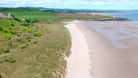 Luftaufnahmen-Vom-Strand-Und-Schloss-Bamburgh-Im-Sommer