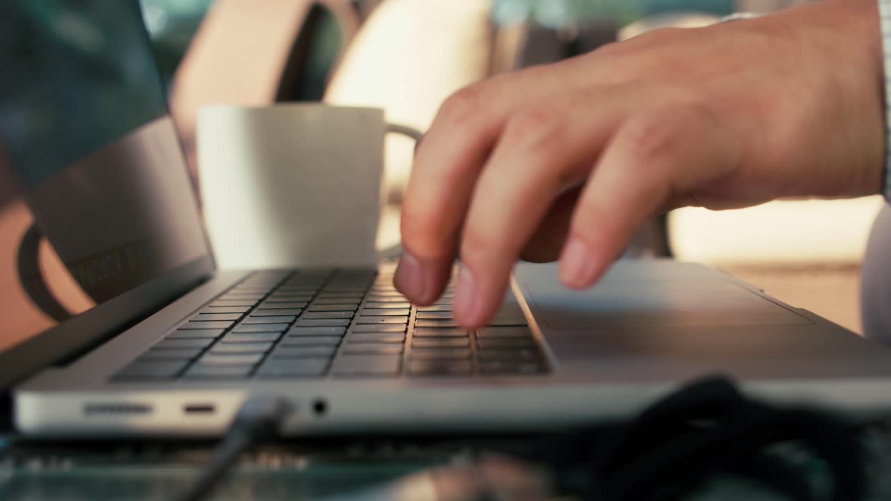 en la computadora portátil, de cerca de las manos del hombre que trabaja