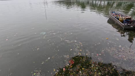 barco que recoge los residuos flotantes de la superficie del agua