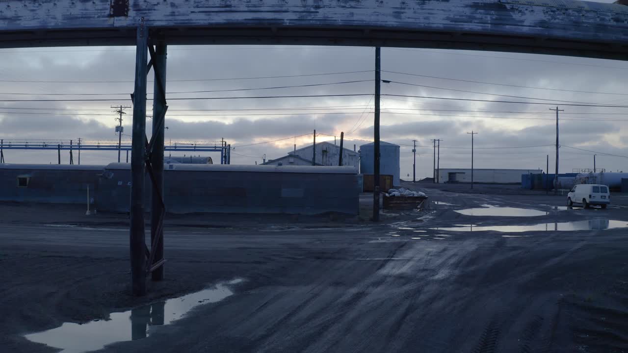 대홍수 기후 연구 센터에서 비행하는 공중 드론 촬영 버려진 구조물 배로우 알래스카 근처의 녹은 영구 얼음  ⁇ 드라