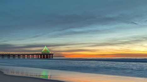 Waves-On-The-Shoreline-Of-Manhattan-Beach-With-Pier-In-The-Background-At-Dusk