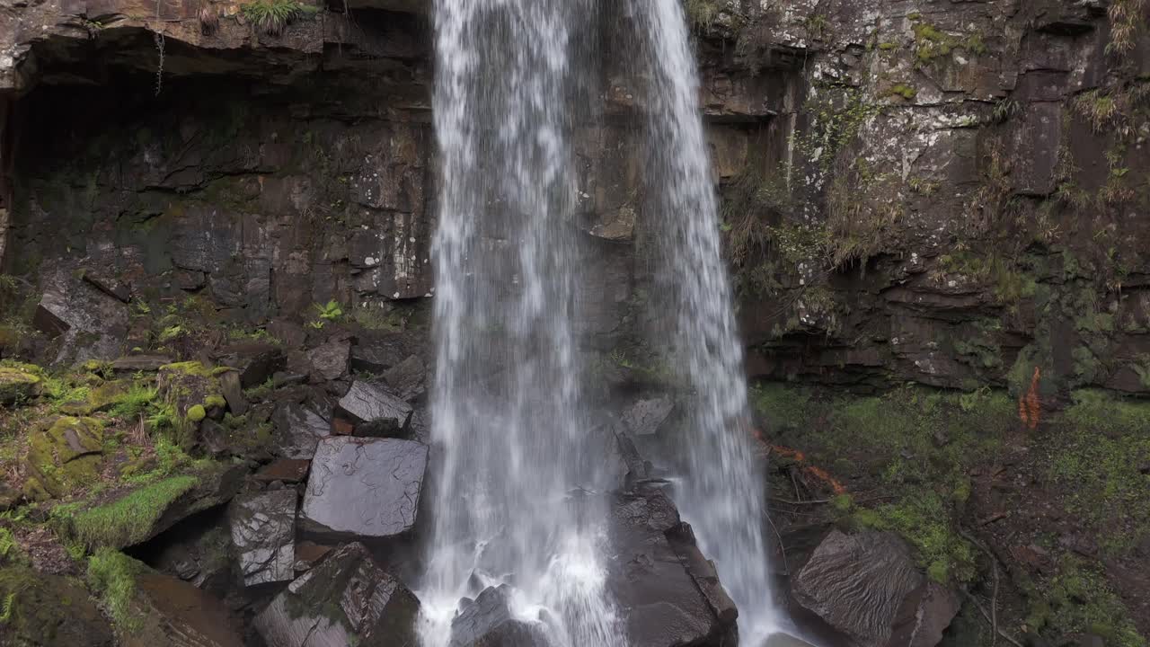 una vista aérea de la cascada de melinclourt en un día nublado, cerca de port talbot, en el sur de gales