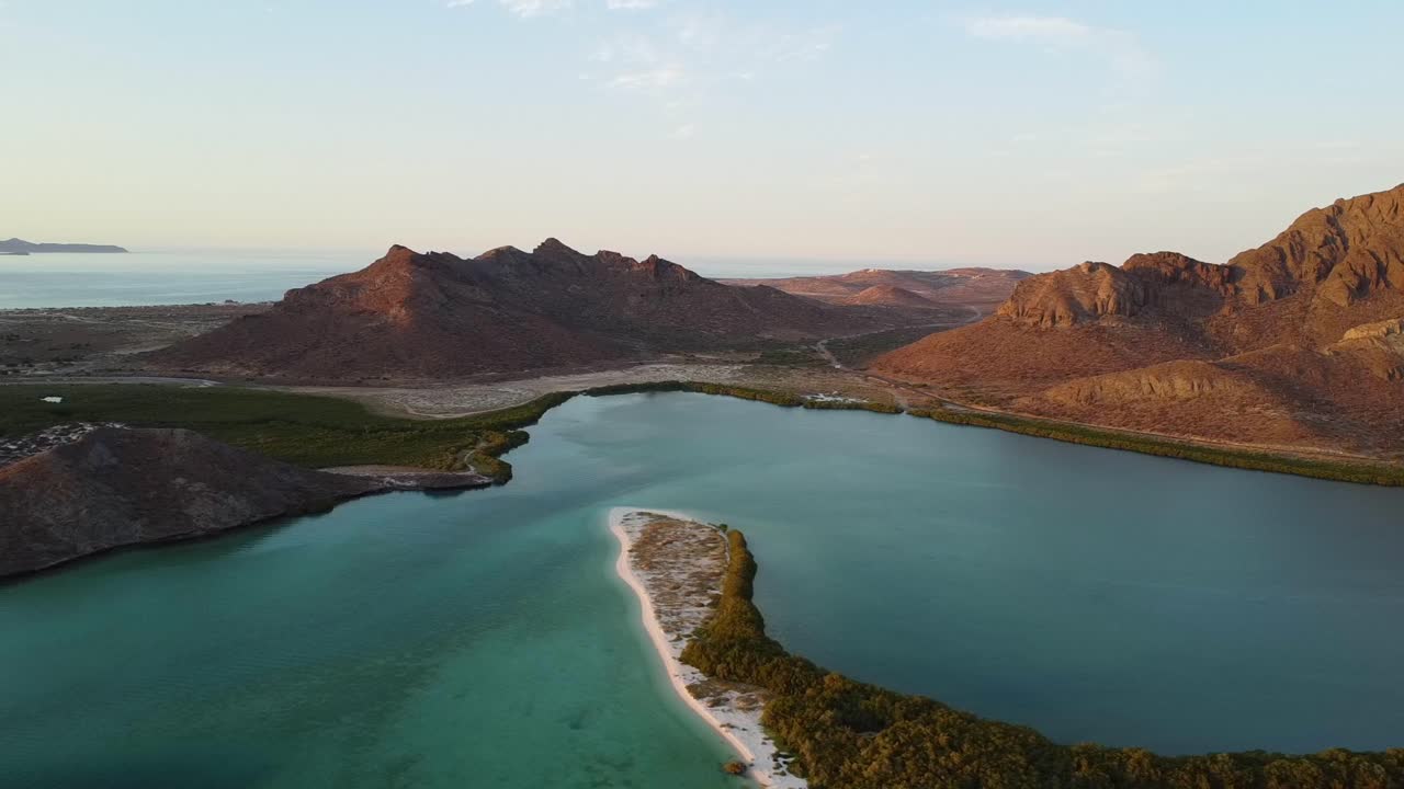 vista aérea de la playa balandra, méxico, durante la hora dorada