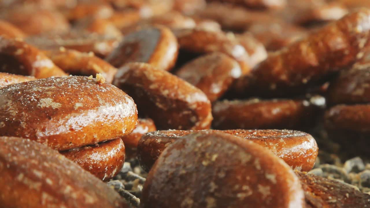 베이커리 쿠키 배경. 생산 라인에 있는 달 ⁇ 한 베이커리. 식품 산업