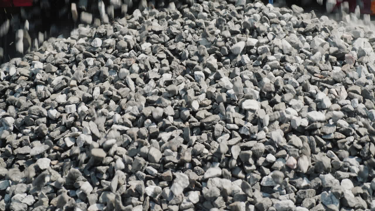 건축 자재의 큰 산 건설 잔해 배달 및 도로 conce의 건설