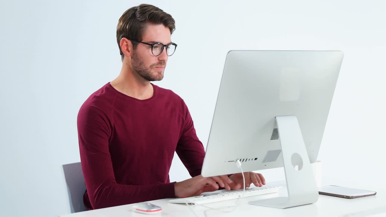 ejecutivo masculino trabajando en una computadora personal 4k