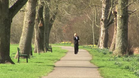 Businesswoman-talking-on-mobile-phone