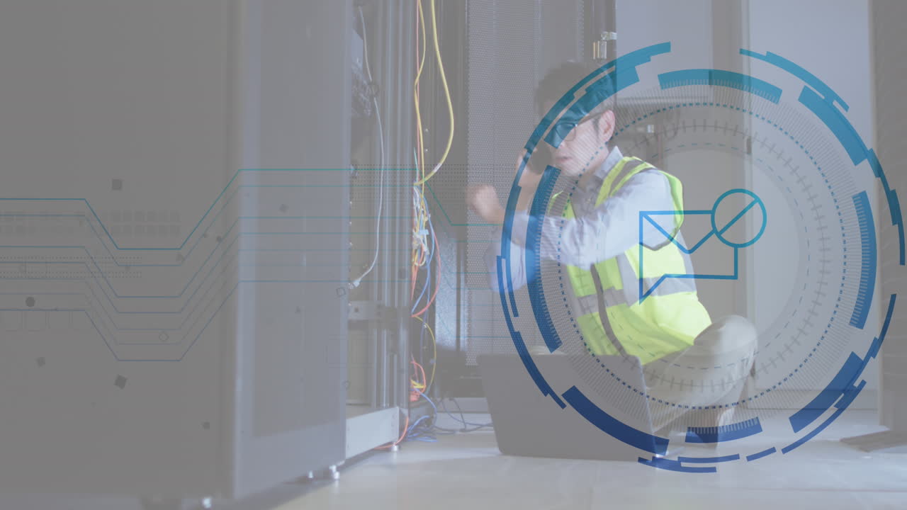 서버  ⁇ 에서 스마트폰으로 이야기하는 아시아 남성 엔지니어에 대한 메시지 블록 아이콘의 애니메이션