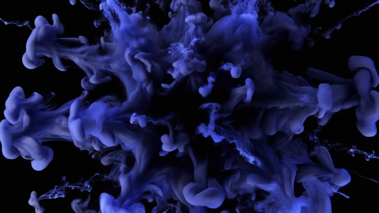 Esplosione di inchiostro blu nell'acqua su sfondo nero