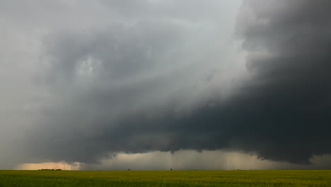 nube de plataforma con una enorme tormenta de supercélulas en el panhandle de texas