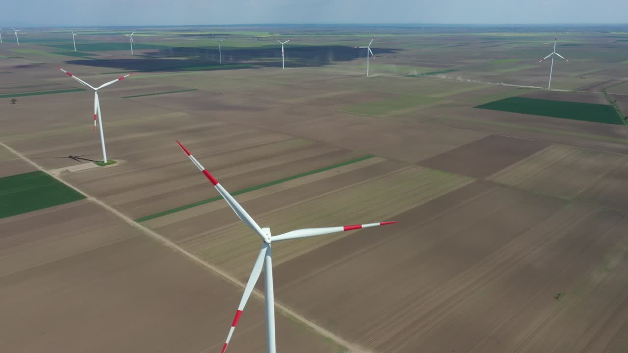 여러 풍력 공장, 풍력 발전기, 터빈, 운동 에너지를 변환하여 재생 가능한 깨한 에너지를 생산하는 항공 사진
