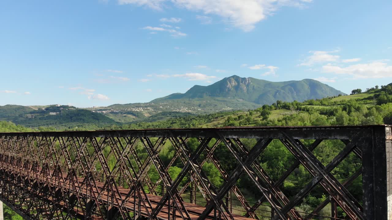 dorne jib는 숲 4k 30fps에 있는 오래된 철교를 닫습니다.