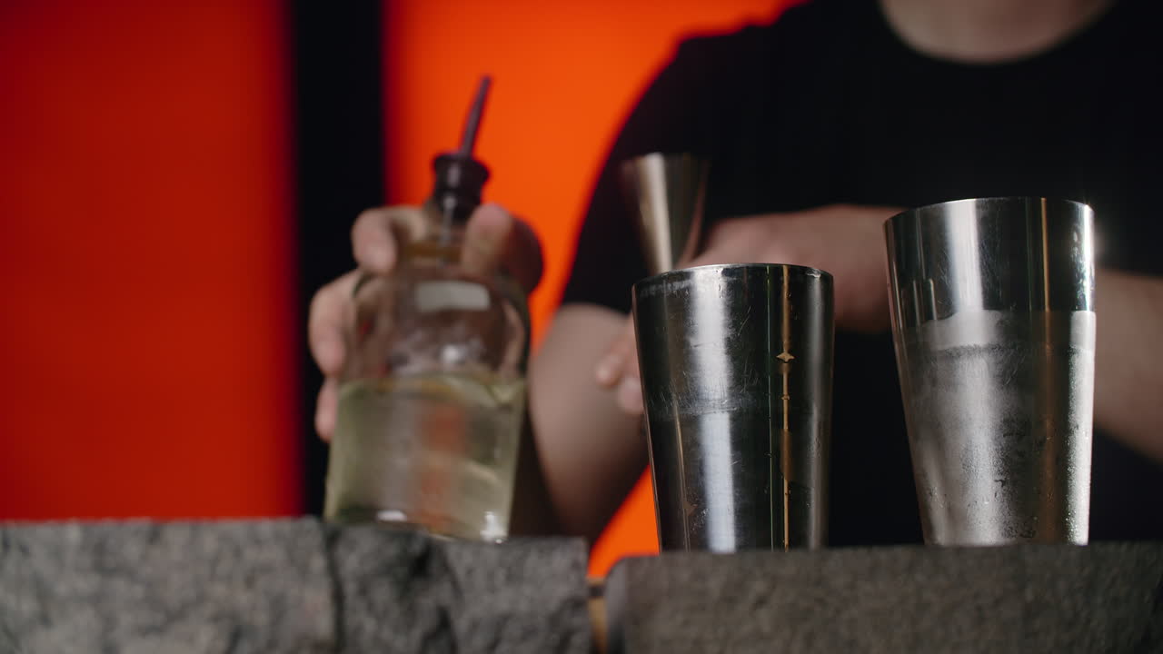 barman haciendo cócteles.