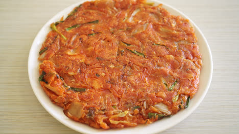 한국 김치 팬케이크 또는 김치전 - 혼합 계란, 김치, 밀가루 튀김 - 한국 음식 스타일