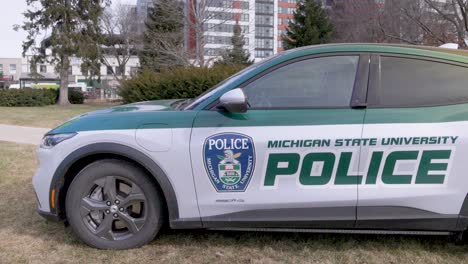 coche de policía de la universidad estatal de michigan en el campus de la universidad estatal de michigan, el lugar de un tiroteo masivo en febrero de 2023