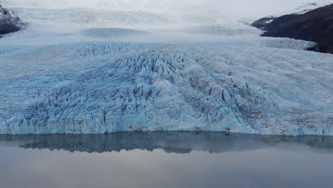 fantástica toma aérea de acercamiento al glaciar haoldukvisl ubicado en islandia