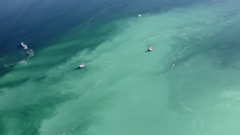 agregación de barcos de pesca líderes en la industria durante el desove del arenque