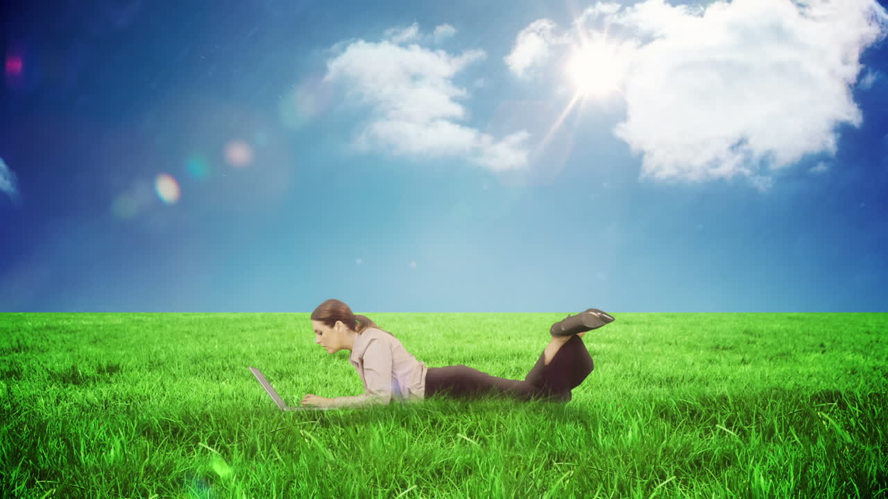 에서 노트북을 사용하는 사업가