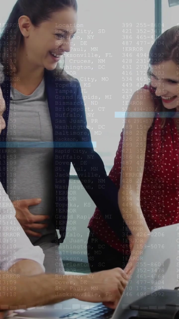 Video verticale: Uomo seduto, donna che cammina e indica, team che analizza dati su laptop, con overlay sullo schermo.