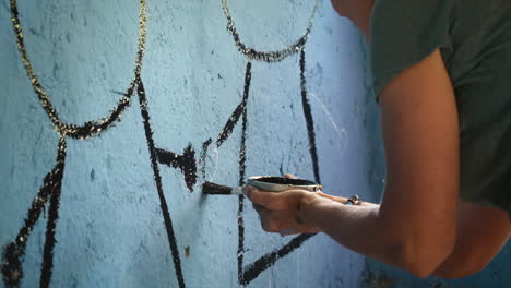 Mujer-Pintando-Dentro-De-La-Pared-Del-Aula-De-La-Escuela