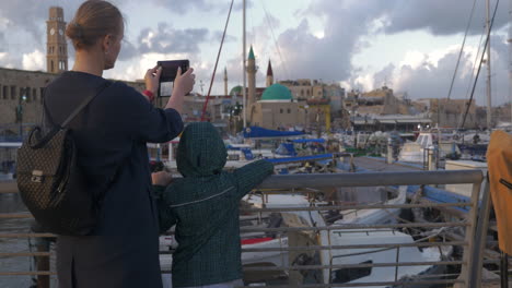 Frau-Mit-Sohn-Fotografiert-Beim-Besuch-Von-Acre-Port-Israel