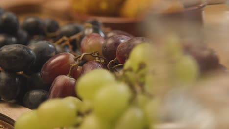 cerca de uvas rojas y verdes en la mesa de la familia musulmana en casa para comer celebrando el eid